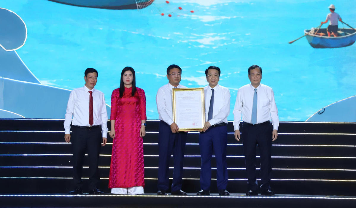Chủ tịch UBND tỉnh Ninh Bình Nguyễn Thanh Bình trao quyết định đổi tên Khu du lịch Quất Lâm thành Khu du lịch Giao Ninh tới lãnh đạo xã Giao Ninh. Ảnh: Duy Hưng.