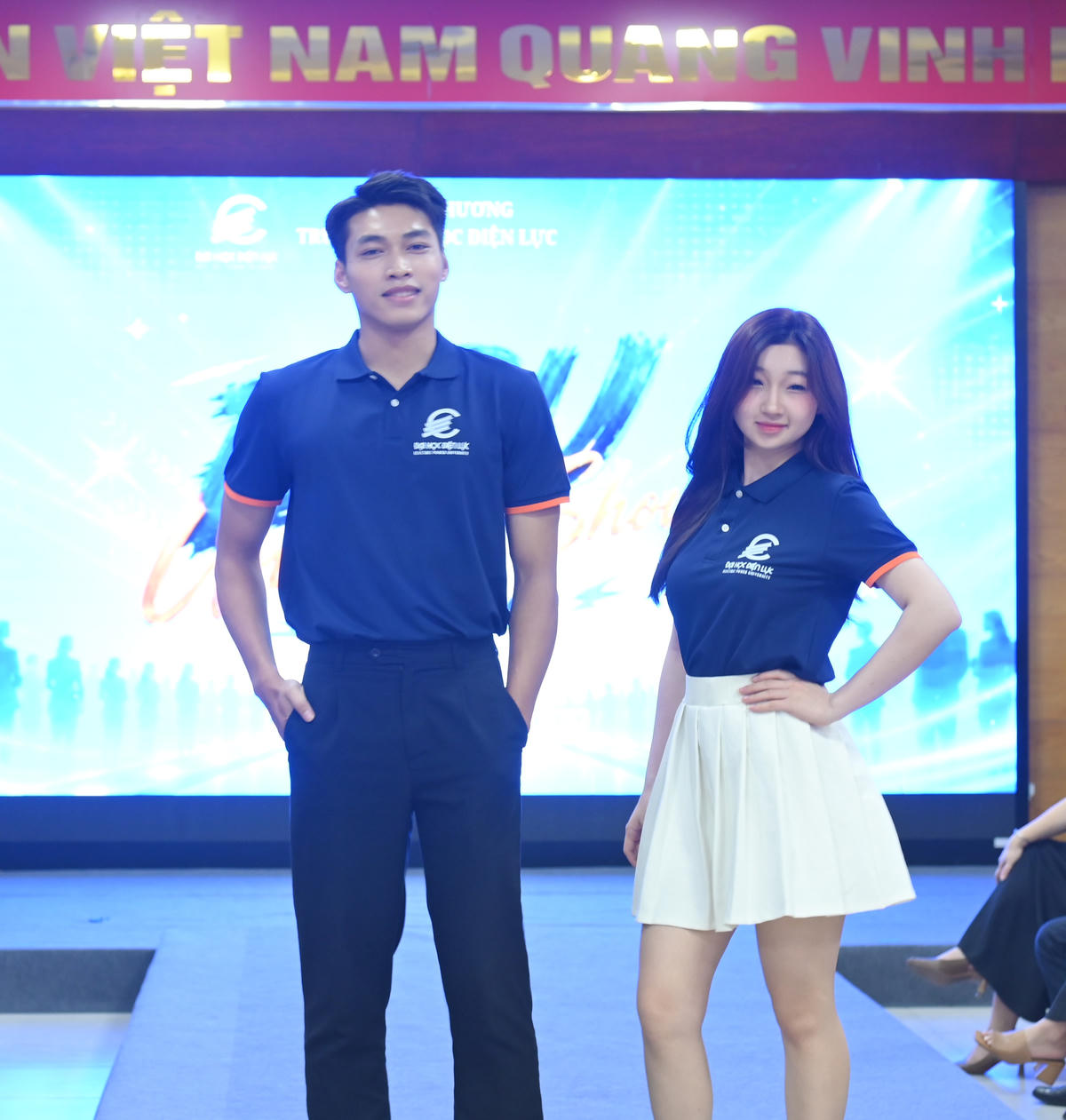 Các bộ sưu tập trang phục độc quyền đại diện cho nét đẹp học đường của sinh viên Đại học Điện lực đang lần lượt được trình diễn, mang đến một không gian văn hóa đầy màu sắc, tự tin và sáng tạo