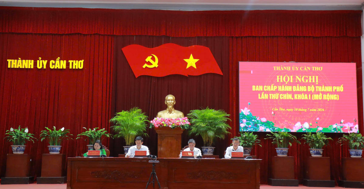 Thường trực Thành ủy chủ trì điều hành hội nghị. Ảnh HT