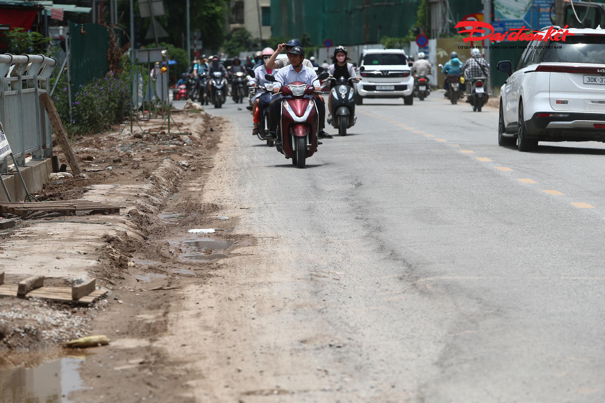 Đường Trung Thư xuống cấp nghiêm trọng với nhiều vị trí sụt lún, nứt gãy sau thời gian dài phục vụ thi công dự án hồ điều hòa Đồng Bông 2.