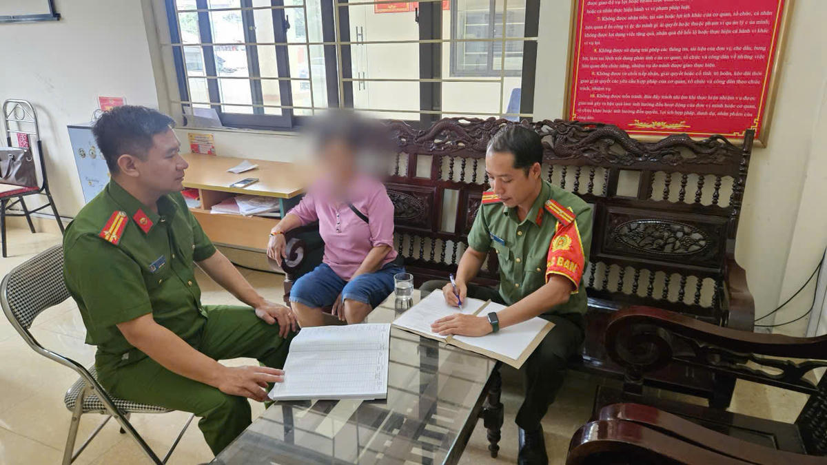 Bà N.T.N được Công an xã Bát Xát tuyên truyền, giải thích về phương thức thủ đoạn của các loại tội phạm trên không gian mạng.