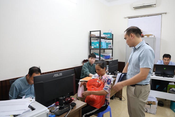 Chi trả tiền giải phóng cho người dân. Ảnh: TH