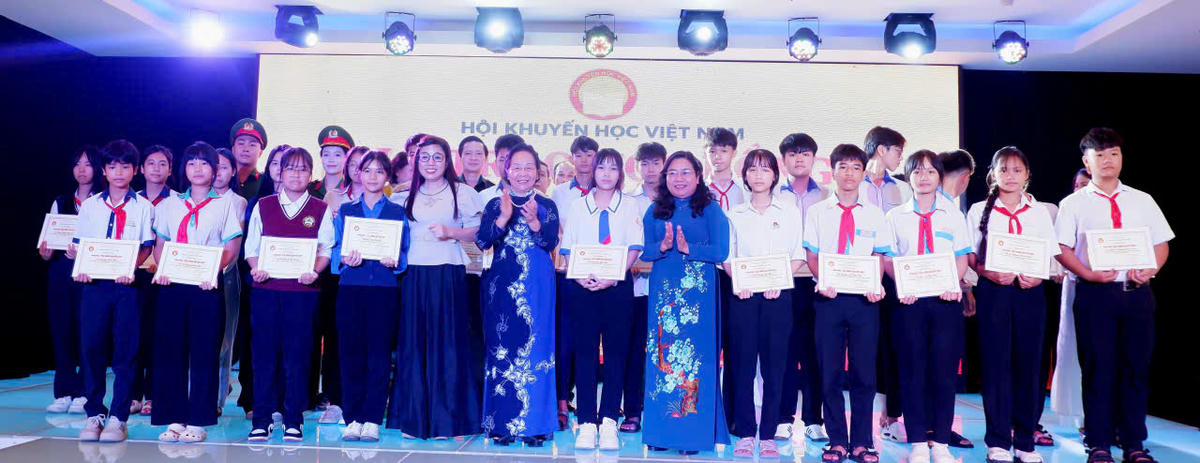 Trao học bổng cho các cá nhân tiêu biểu được nhận học bổng tại buổi lễ. Ảnh: Tuệ Yên.