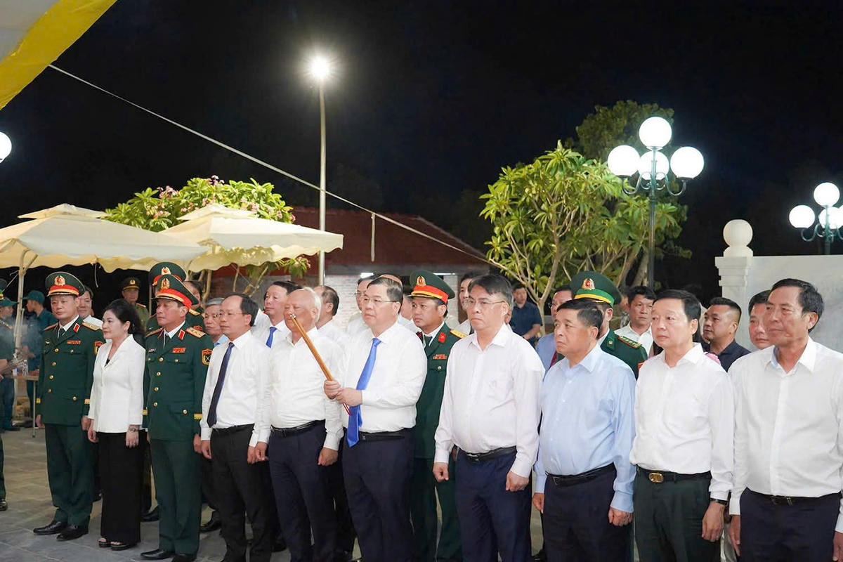 Phó Thủ tướng Thường trực Phạm Gia Túc cùng các đại biểu dâng hương các liệt sĩ hy sinh tại trận địa pháo Bãi Dừa. Ảnh: ĐĐ