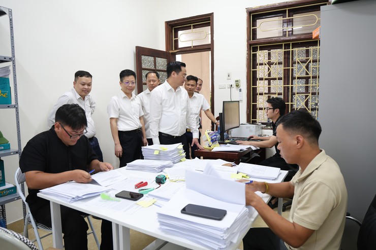 Ông Bùi Văn Sáng, Bí thư Đảng ủy, Chủ tịch HĐND xã Tam Hưng yêu cầu các phòng ban không để xảy ra tình trạng chồng chéo, đùn đẩy hoặc chậm trễ do nguyên nhân chủ quan. Ảnh: TH