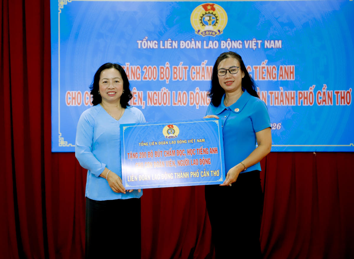 Bà Thái Thu Xương, Phó Chủ tịch Tổng liên đoàn Lao động Việt Nam trao bảng tượng trưng tặng 200 bộ bút chấm đọc, học tiếng Anh. Ảnh: Hồng Vân