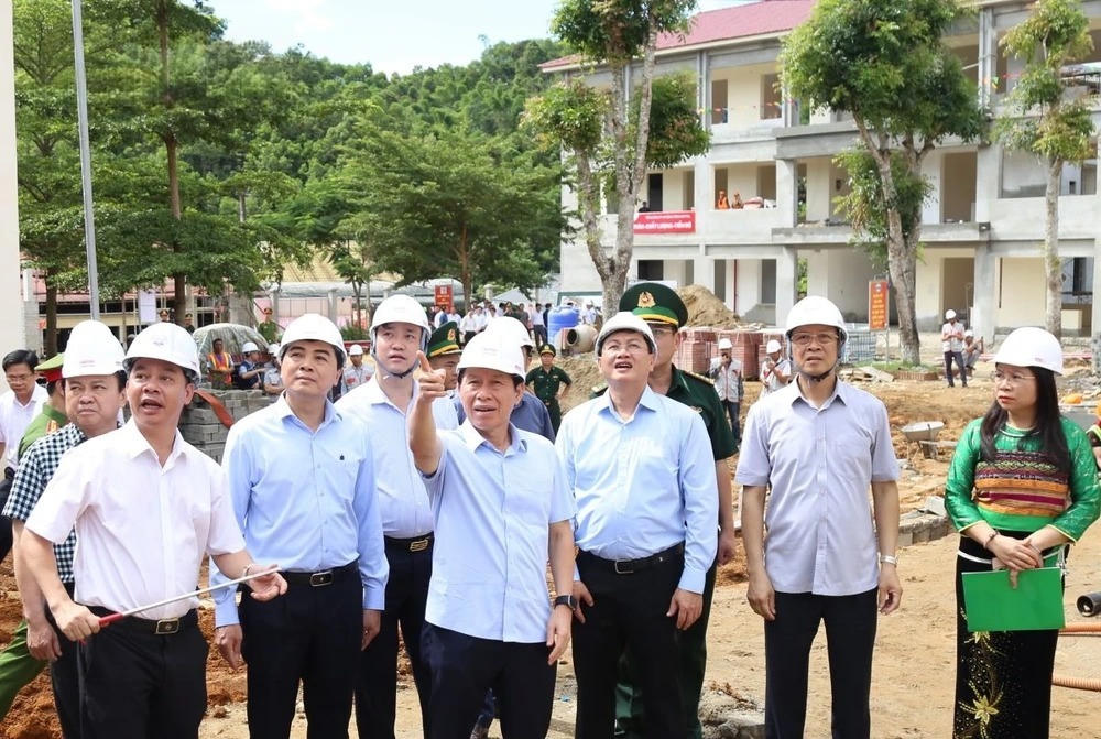 Phó Thủ tướng Lê Tiến Châu nhấn mạnh ý nghĩa của công trình đối với sự nghiệp giáo dục ở khu vực biên giới xứ Thanh. Ảnh: Phong Sắc