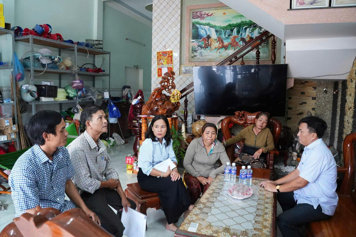 Lãnh đạo phường Hoài Nhơn Bắc đến hỗ trợ cho gia đình có tàu cá bị cháy hư hỏng nặng vào tối 9/7. Ảnh: ĐS.
