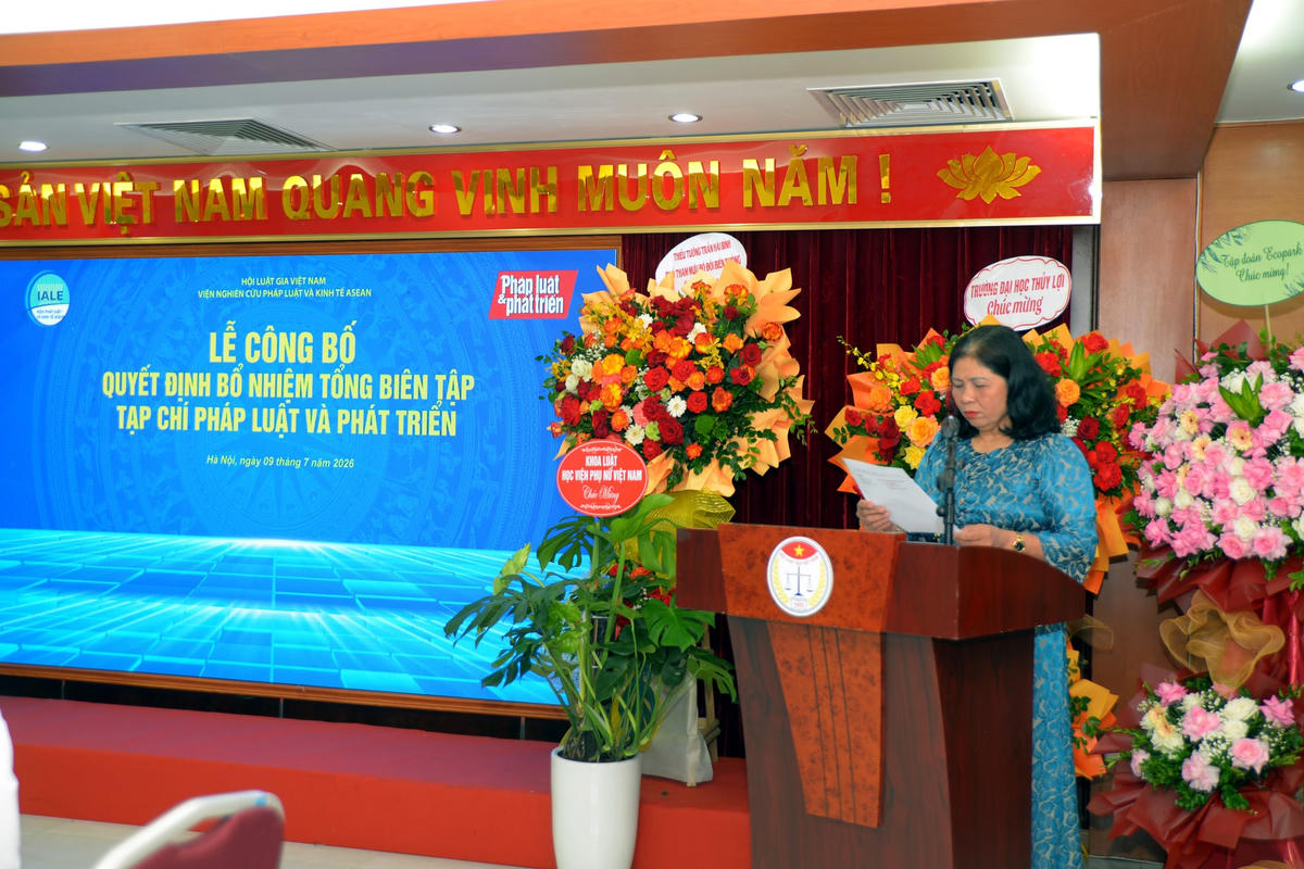 Phó Viện trưởng Viện Nghiên cứu Pháp luật và Kinh tế ASEAN Tống Thị Thanh Nam công bố quyết định bổ nhiệm Tổng biên tập đối với ông Phan Văn Lâm.