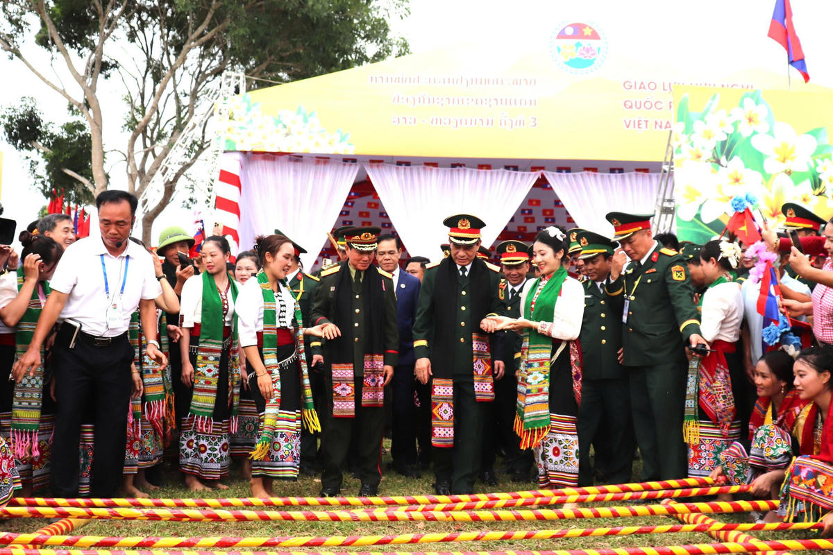 Hai Bộ trưởng Quốc phòng hai nước tham gia các hoạt động trong không gian trình diễn văn hóa của địa phương. Ảnh: Viết Lam