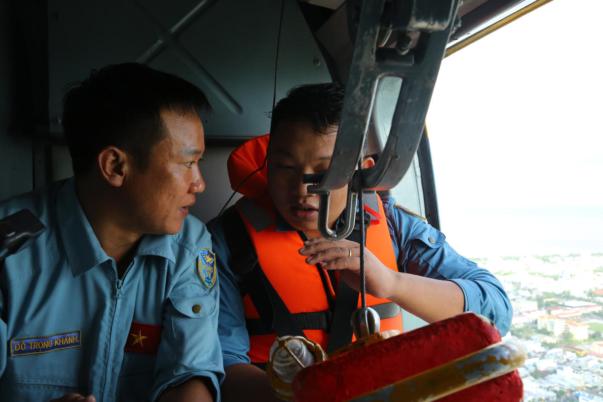  Thượng tá QNCN Đỗ Trọng Khánh - Phi đội 2, Trung đoàn 917 và Đại úy Nguyễn Việt Huỳnh - Chủ nhiệm dù, Ban Quân huấn, Trung đoàn 917 trao đổi phương án tiếp cận người bị nạn. Ảnh: Quốc Trung