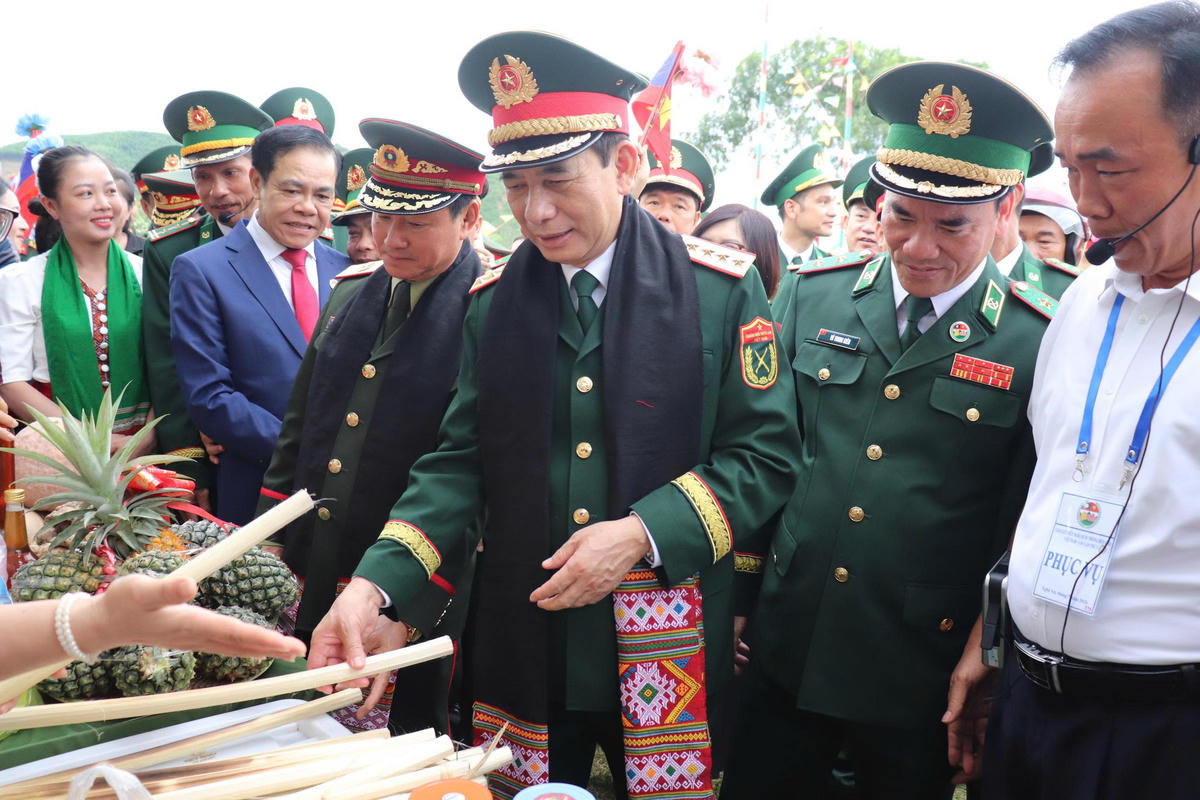Đoàn đại biểu cấp cao Bộ Quốc phòng hai nước tham quan gian trưng bày sản phẩm nông sản của địa phương. Ảnh: Viết Lam