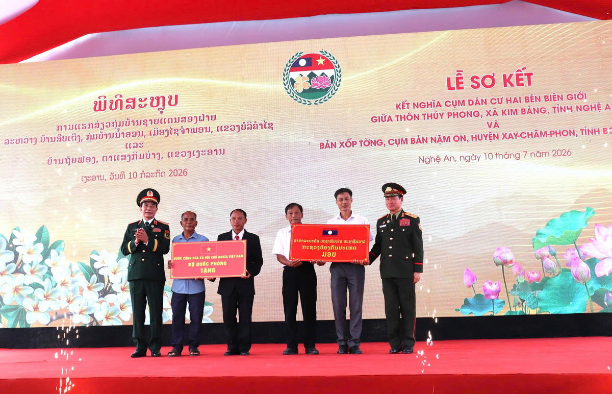 Hai Bộ trưởng Bộ Quốc phòng hai nước dự Lễ sơ kết kết nghĩa cụm dân cư hai bên biên giới giữa thôn Thủy Phong, xã Kim Bảng, tỉnh Nghệ An (Việt Nam) và bản Xốp Tờng, xã Nặm On, huyện Xay Chăm Phon, tỉnh Bô Ly Khăm Xay (Lào).