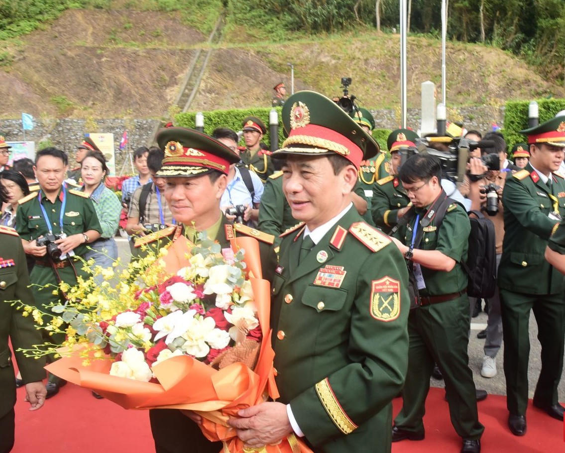 Đại tướng Phan Văn Giang, Ủy viên Bộ Chính trị, Phó Thủ tướng Chính phủ, Bộ trưởng Bộ Quốc phòng Việt Nam chủ trì lễ đón Đoàn đại biểu cấp cao Bộ Quốc phòng Lào.