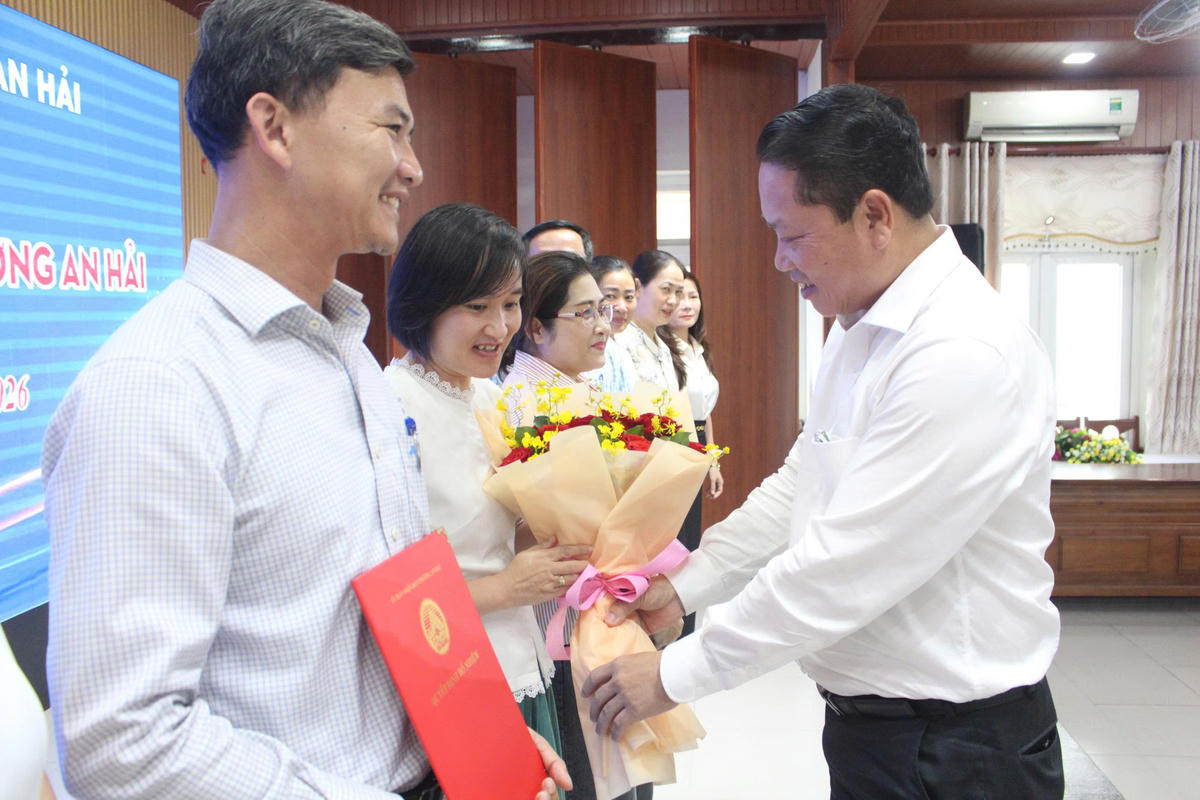 Chủ tịch UBND phường An Hải Hoàng Công Thanh trao quyết định Chủ nhiệm CLB Ngoại ngữ cho ông Dương Thanh Hà, Phó Chủ tịch UBND phường và tặng hoa cho Ban chủ nhiệm. Ảnh: Nguyễn Tú.