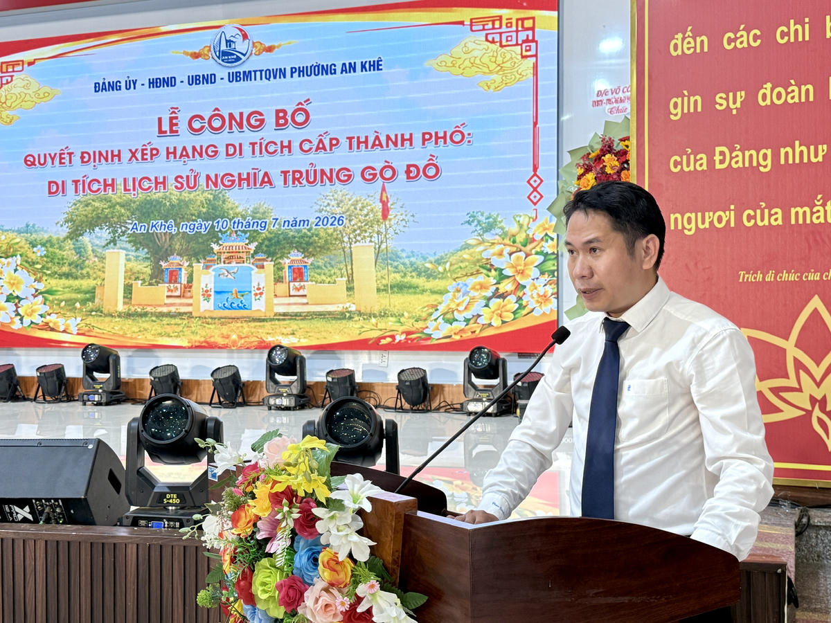 Phó Chủ tịch UBND phường An Khê Trương Thanh Toàn công bố các quyết định. Ảnh: Nguyễn Tú.