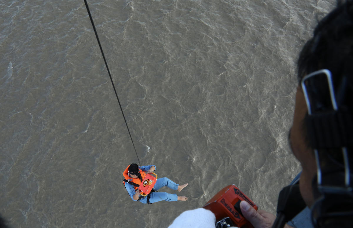 Cận cảnh Trung đoàn Không quân 917 thực hành bay huấn luyện cứu nạn trên biển