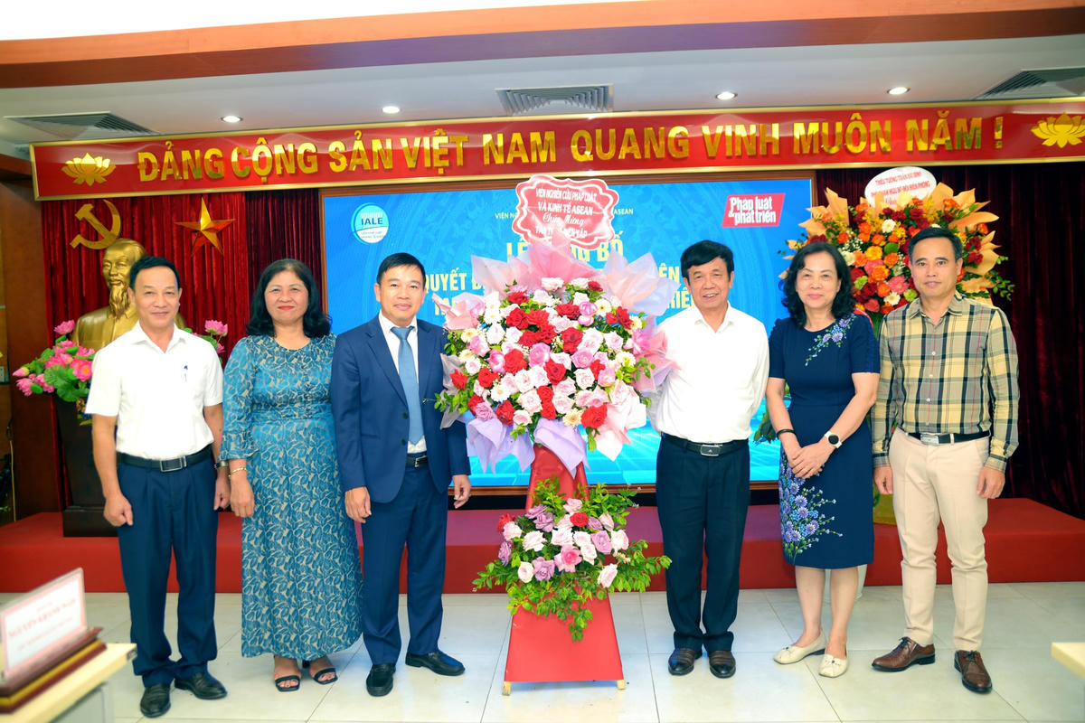 Lãnh đạo Viện Nghiên cứu Pháp luật và Kinh tế ASEAN tặng hoa chúc mừng tân Tổng biên tập.