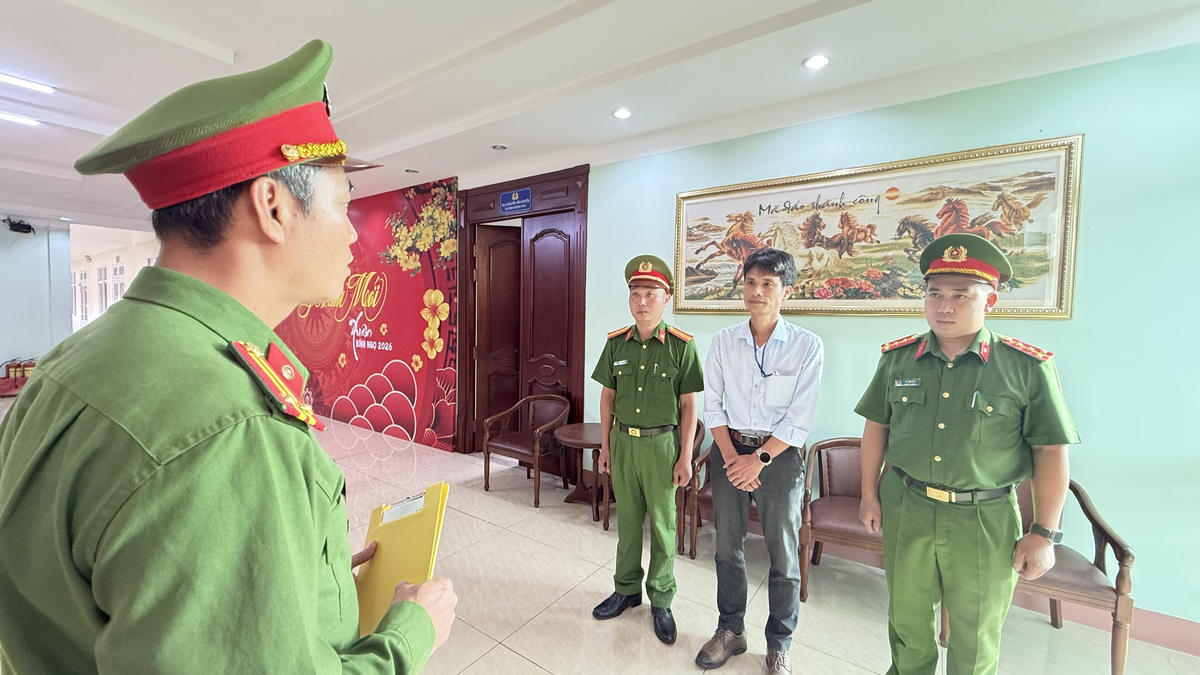 Lực lượng công an đang tống đạt quyết định thi hành lệnh bắt tạm giam đối với Trần Đình Hải. Ảnh:SĐ.