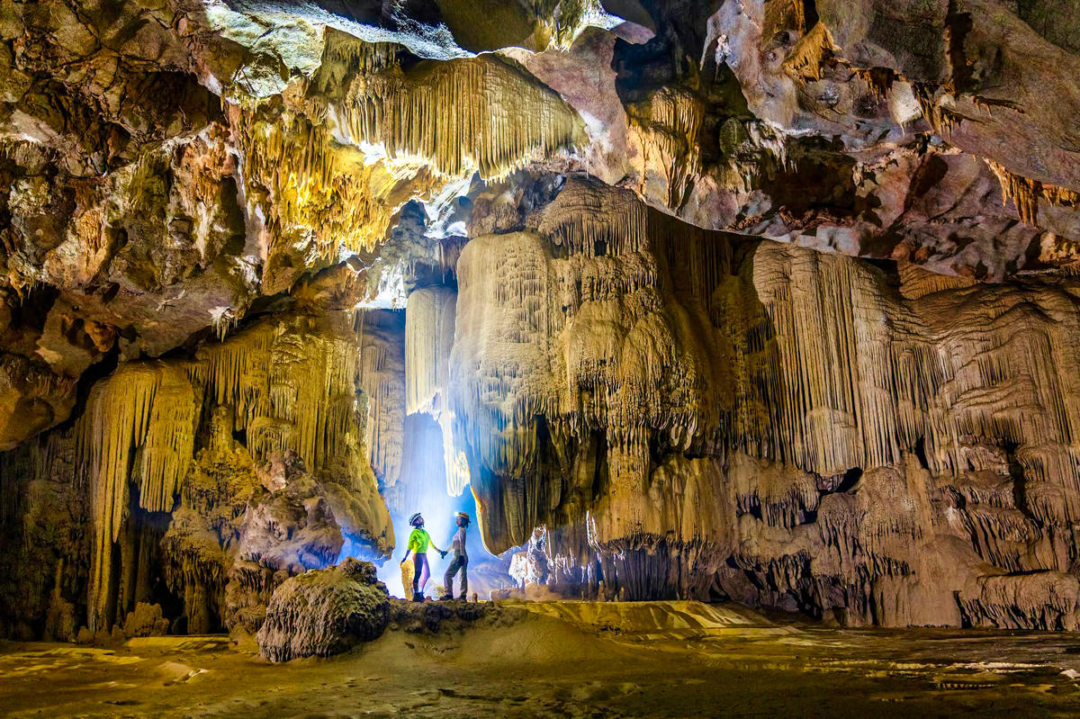 Theo thông lệ, đoàn khảo sát thống nhất đặt tên hang là hang Thắng (Victory Cave), theo tên người đầu tiên phát hiện vị trí cửa hang. Ảnh: Jungle Boss