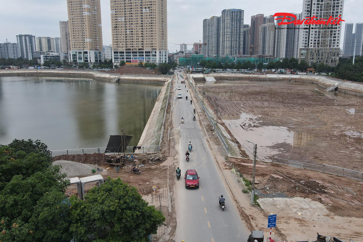 Đồng thời, Sở Xây dựng cũng cho biết, toàn bộ mặt đường Trung Thư, đoạn từ nút giao đường Đồng Sợi đến nút giao đường Tố Hữu, sẽ được thảm lại lớp bê tông nhựa C12,5 dày 5 cm nhằm bảo đảm chất lượng công trình và an toàn cho các phương tiện lưu thông.