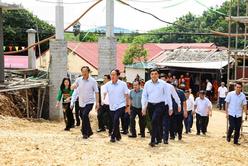 Phó Thủ tướng Lê Tiến Châu kiểm tra tiến độ thi công Trường nội trú liên cấp Tiểu học và THCS Yên Khương sáng 10/7. Ảnh: Phong Sắc