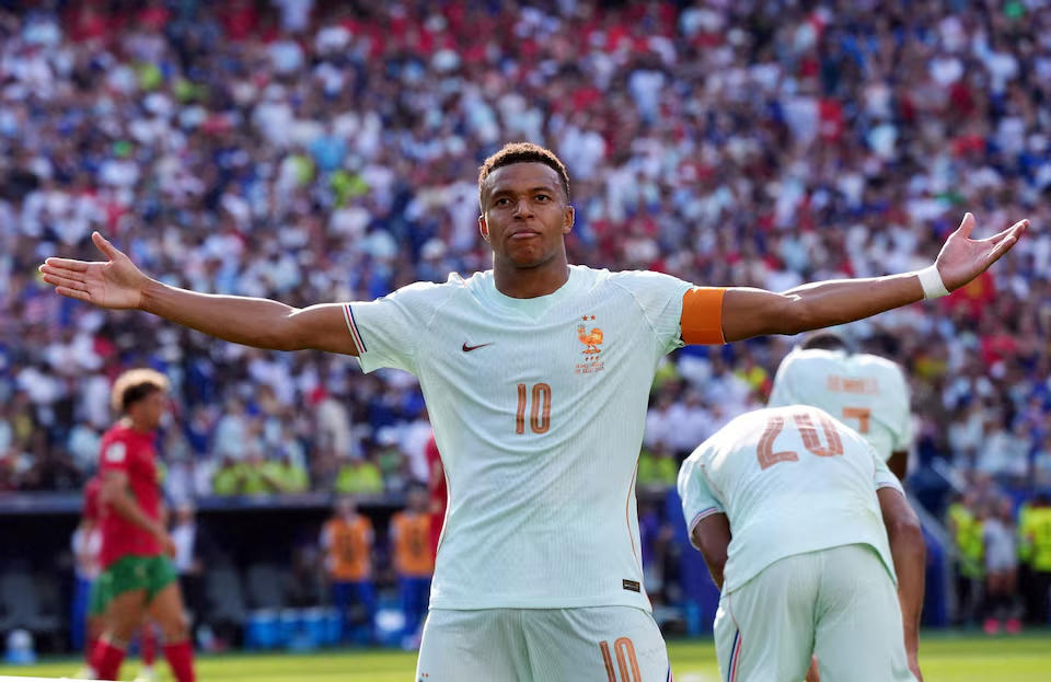Kylian Mbappe ăn mừng bàn thắng đầu tiên của trận đấu. Nguồn: Reuters.