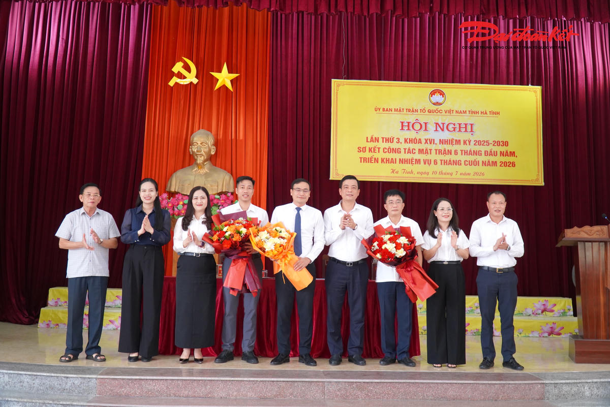Ban Thuờng trực Ủy ban MTTQ Việt Nam tỉnh Hà Tĩnh tặng hoa chúc mừng 3 vị Ủy viên Ủy ban MTTQ tỉnh. Ảnh: HN.