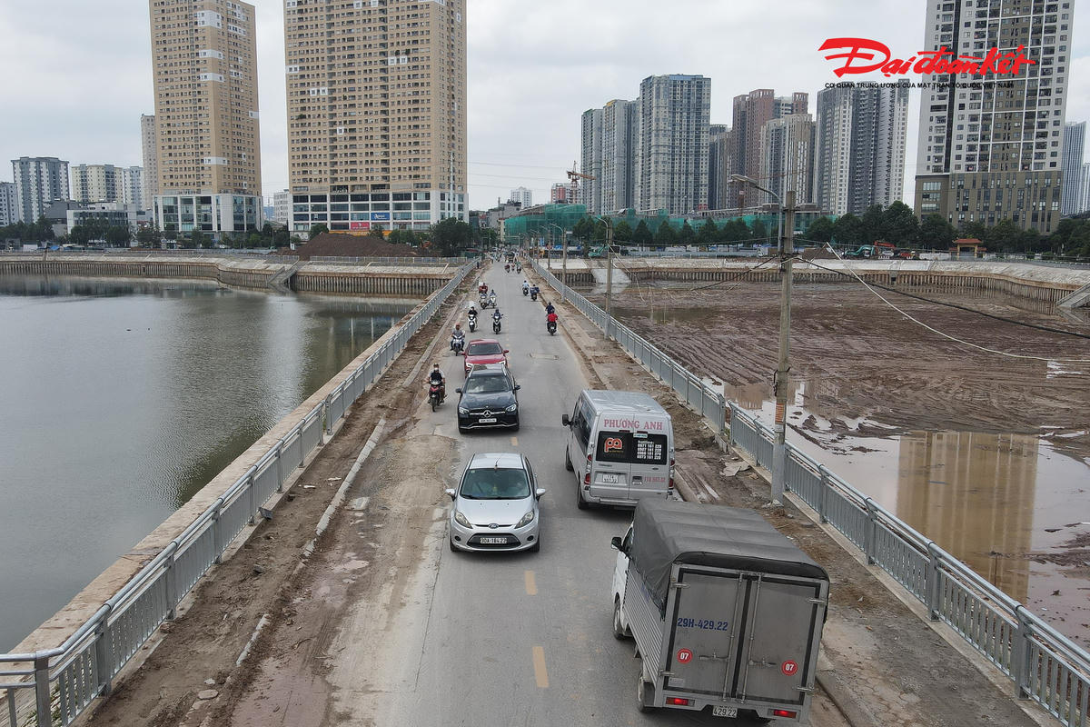 Trong quá trình thi công, đường Trung Thư là tuyến vận chuyển vật liệu chính phục vụ dự án, phải gánh lưu lượng lớn xe tải trọng nặng ra vào công trường trong nhiều tháng liên tục. Ghi nhận thực tế cho thấy mặt đường tại nhiều vị trí bị bong tróc, rạn nứt, xuất hiện các vệt lún kéo dài.