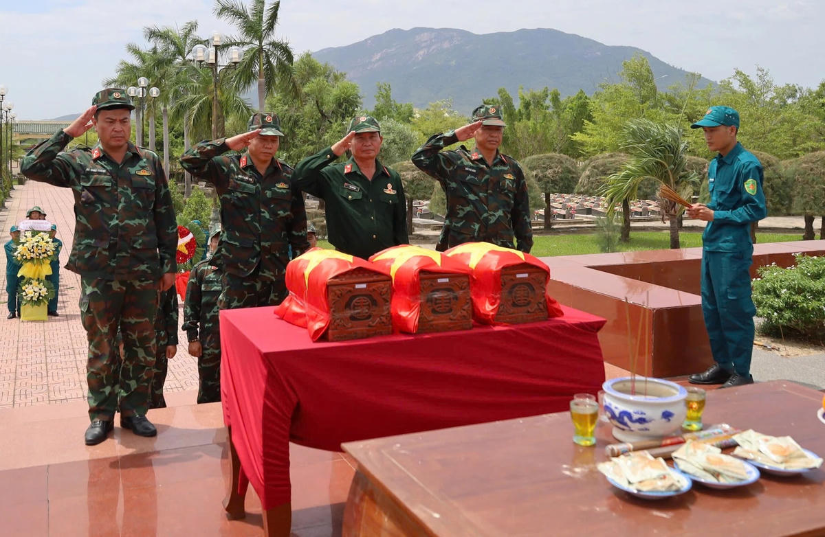 Các đại biểu dâng hoa, dâng hương tưởng nhớ anh linh các anh hùng liệt sĩ.