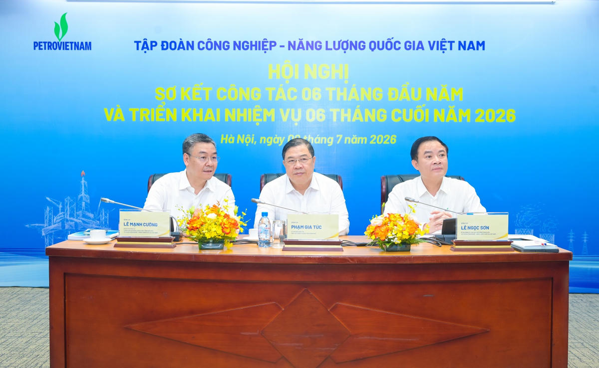 Phó Thủ tướng Thường trực Phạm Gia Túc, Chủ tịch HĐTV Petrovietnam Lê Ngọc Sơn, Tổng Giám đốc Petrovietnam Lê Mạnh Cường chủ trì Hội nghị.