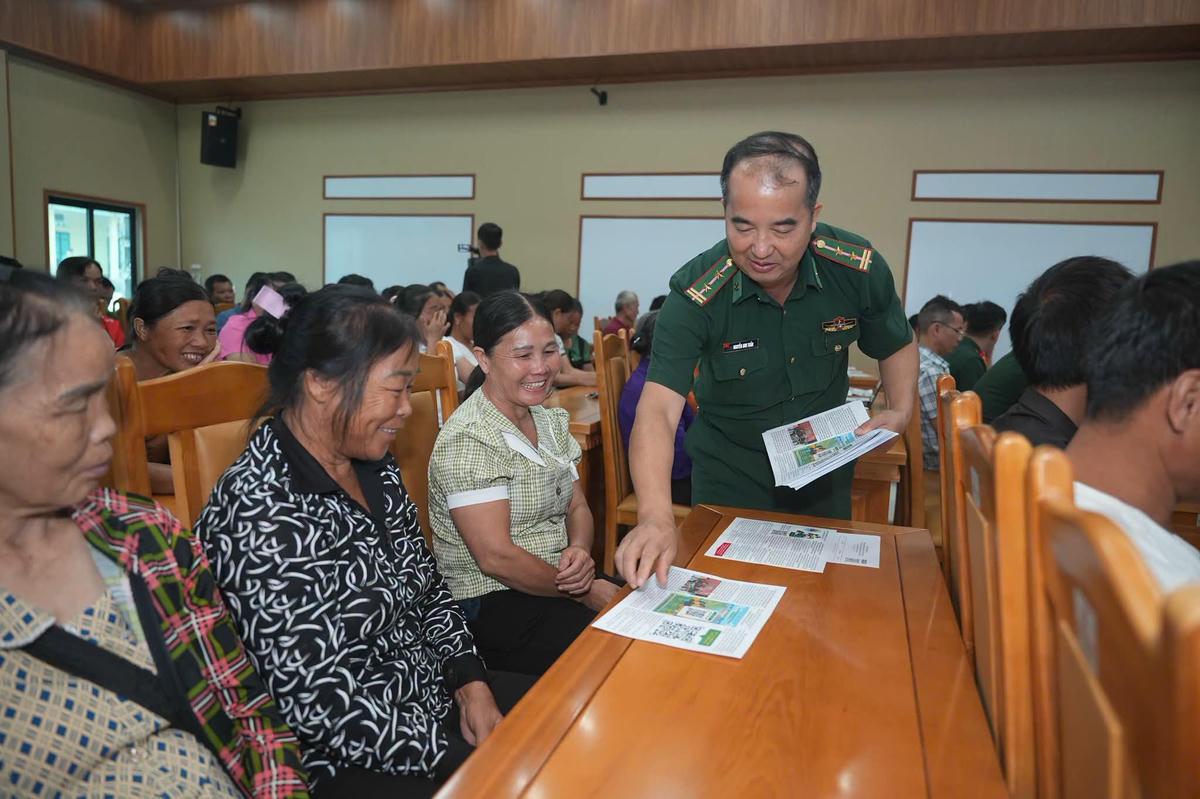 Cán bộ chiến sĩ đồn biên phòng Pò Mã hướng dẫn người dân tra cứu tài liệu thông qua mã QR.