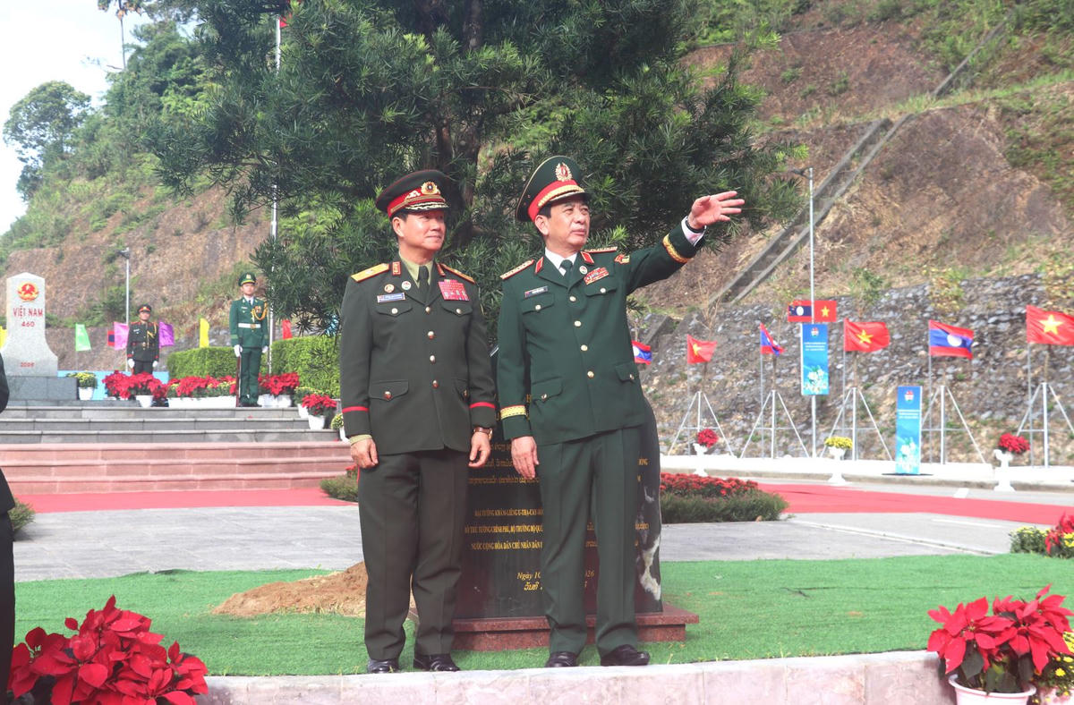 Bộ trưởng Bộ Quốc phòng hai nước trồng cây lưu niệm tại Đồn Biên phòng cửa khẩu Thanh Thủy.