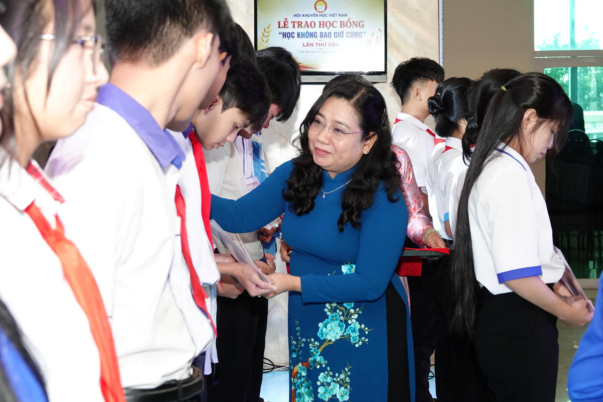 Bà Hồ Thị Cẩm Đào, Phó Bí thư Thành ủy, Chủ tịch Ủy ban MTTQ Việt Nam TP Cần Thơ trao học bổng tại buổi lễ. Ảnh: Tuệ Yên