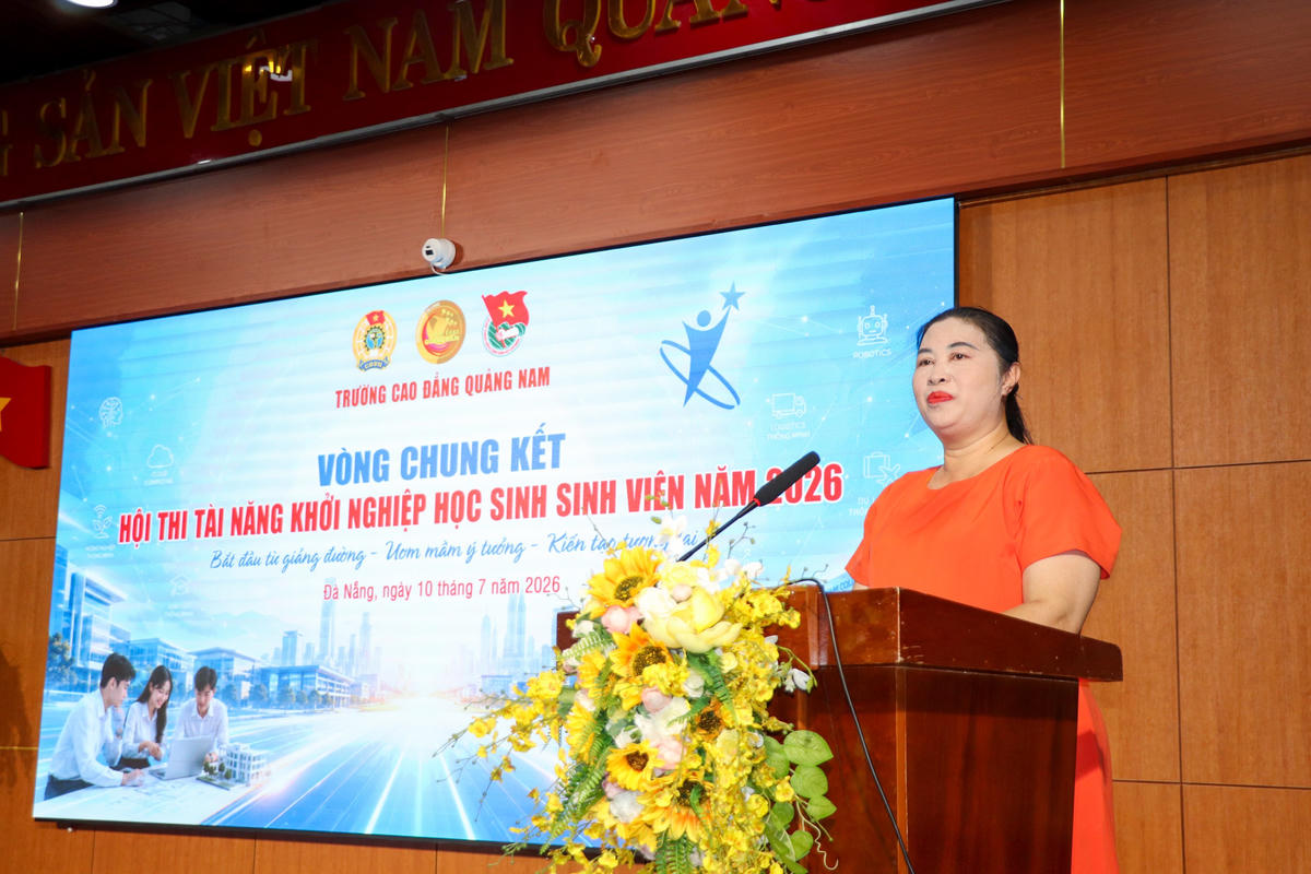 PGS.TS Vũ Thị Phương Anh, Hiệu trưởng Trường Cao đẳng Quảng Nam phát biểu tại cuộc thi. Ảnh: QN.