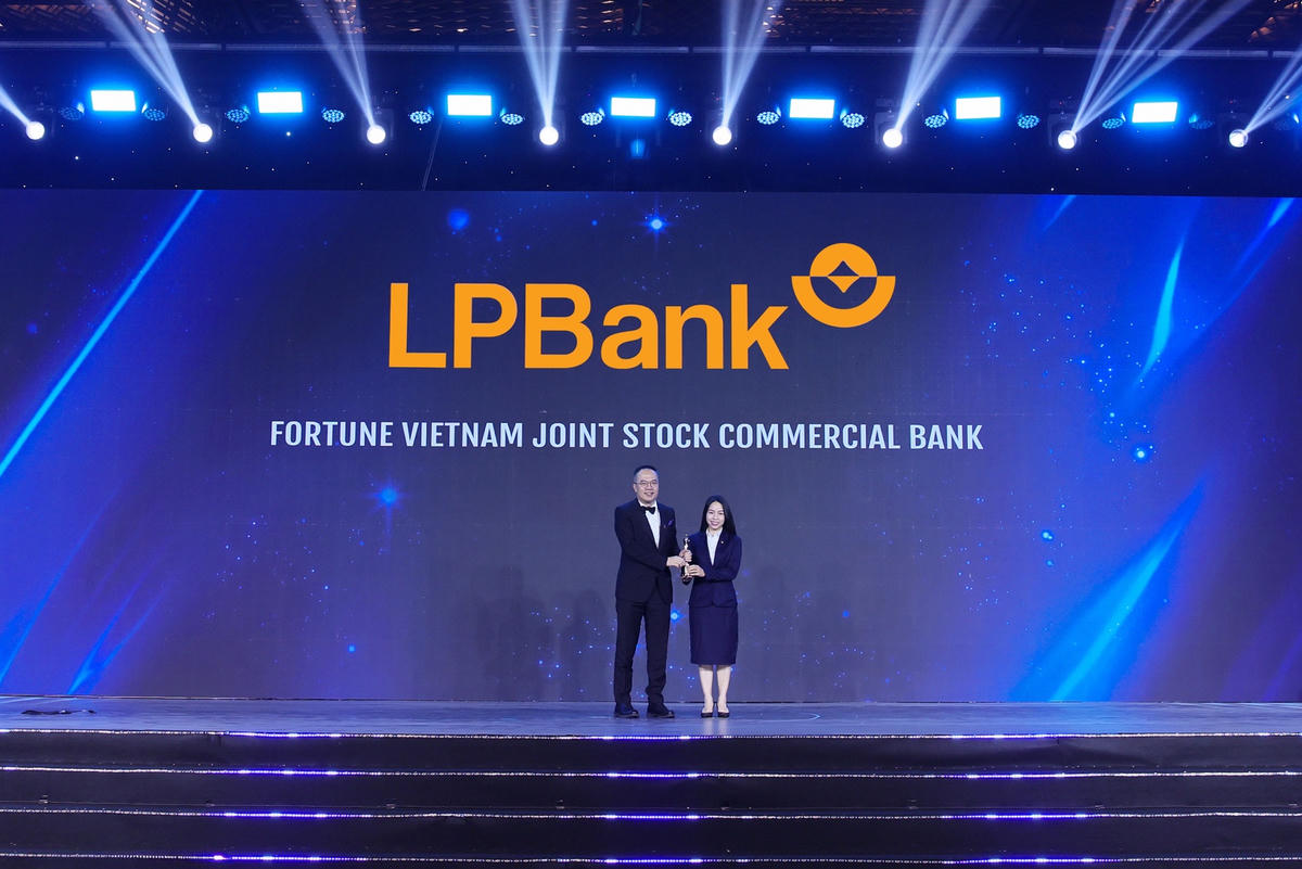 Bà Nguyễn Hồng Nhung, Thành viên Ban Điều hành LPBank, đại diện nhận giải thưởng Nơi làm việc tốt nhất Châu Á 2026 và Doanh nghiệp dẫn đầu công nghệ tại sự kiện