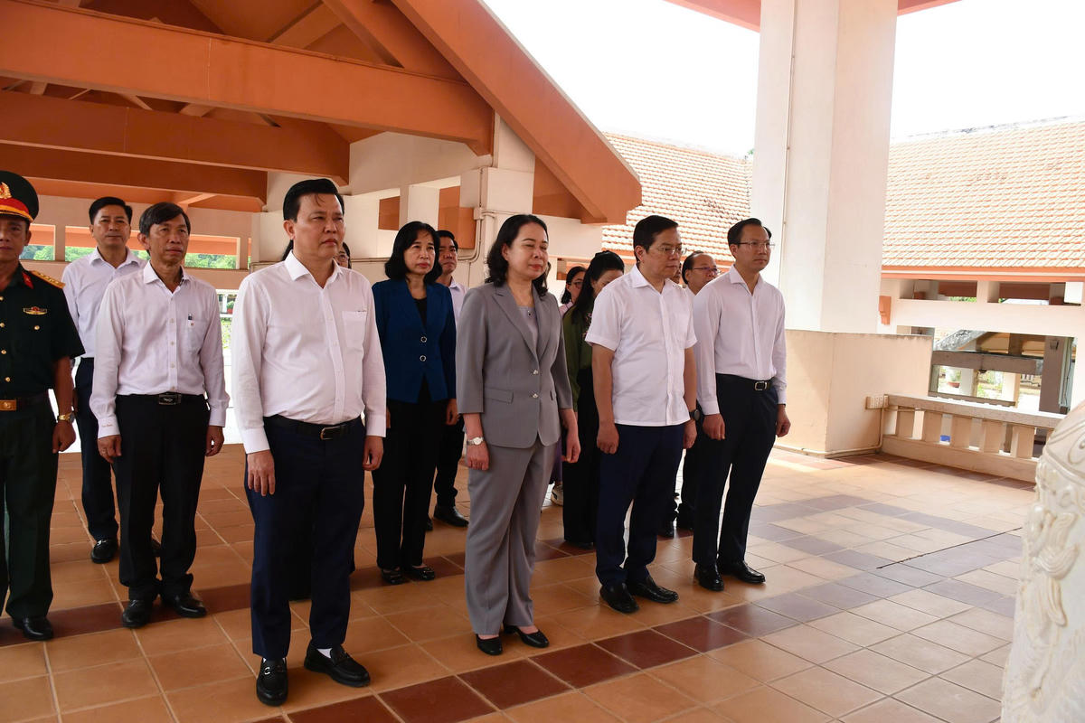 Đoàn công tác do Phó Chủ tịch nước Võ Thị Ánh Xuân dẫn đầu tới thăm Khu di tích Bình Thành. Ảnh: N.T.