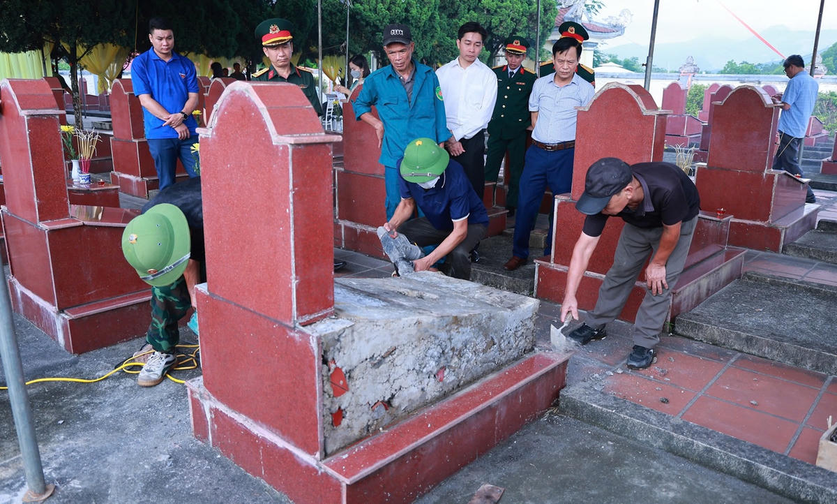 Triển khai lấy mẫu hài cốt liệt sĩ tại xã Phú Lương. Ảnh: TNGOP.