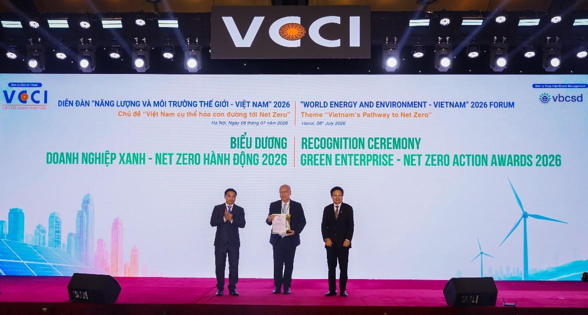 Ông Ngô Minh Hải, Chủ tịch Hội đồng Quản trị Tập đoàn TH đại diện nhận biểu trưng “Doanh nghiệp xanh – Net Zero hành động” do Phó Thủ tướng Chính phủ Nguyễn Văn Thắng trao tại sự kiện.