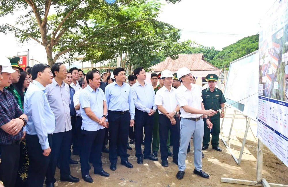Dự án đang phấn đấu hoàn thành trước ngày 15/8 để học sinh kịp vào năm học mới. Ảnh: Phong Sắc