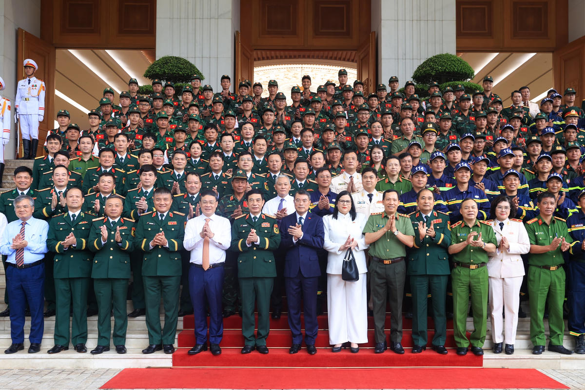 Thủ tướng Lê Minh Hưng và các đại biểu, cán bộ, chiến sĩ tại lễ tuyên dương - Ảnh: VGP/Nhật Bắc