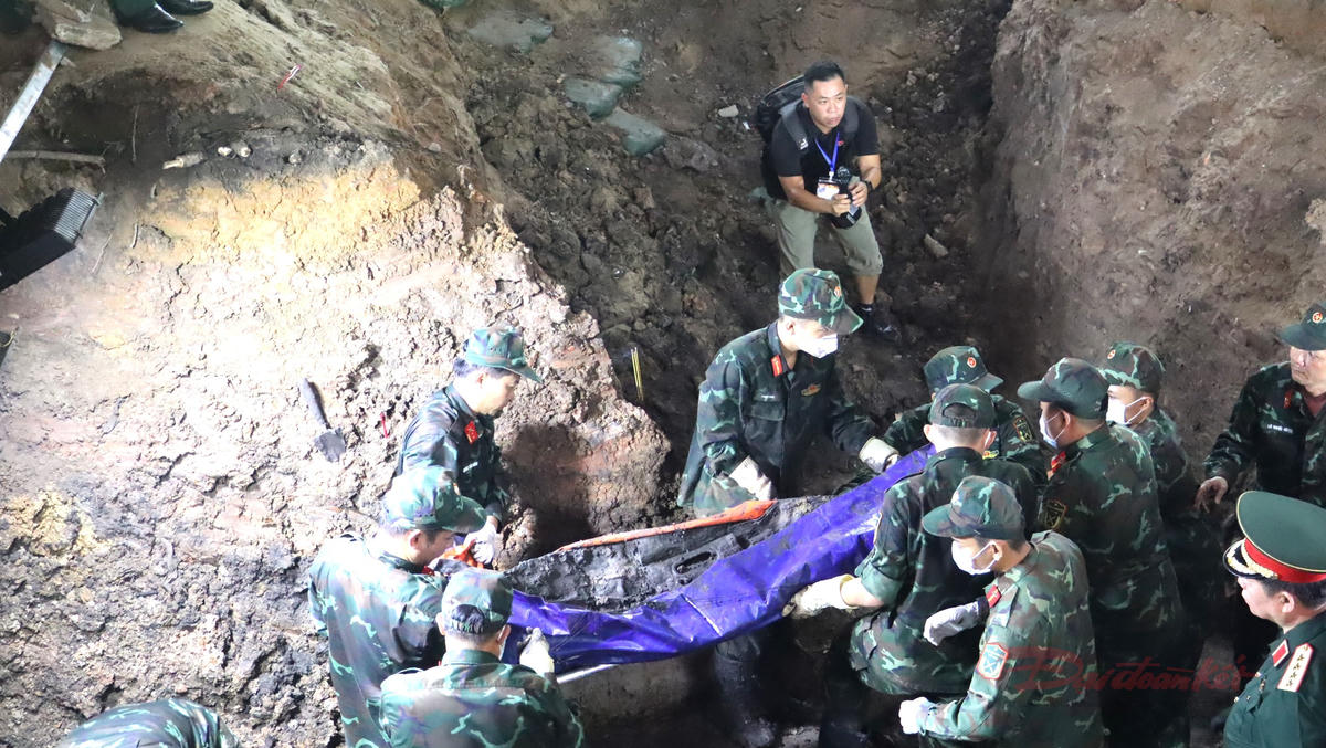 Lực lượng tìm kiếm, quy tập đưa một bộ hài cốt liệt sĩ tìm được từ rãnh đào mở rộng tại Công viên Lê Thị Riêng. Ảnh: T.Luân.