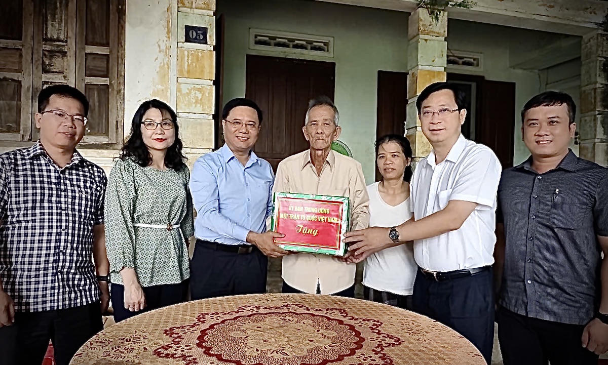 Phó Chủ tịch Cao Xuân Thạo cùng đoàn công tác và lãnh đạo Ủy ban MTTQ Việt Nam tỉnh Khánh Hòa tặng quà cho gia đình ông Lê Văn Ba, trú tại Phường Bắc Nha Trang, tỉnh Khánh Hòa.