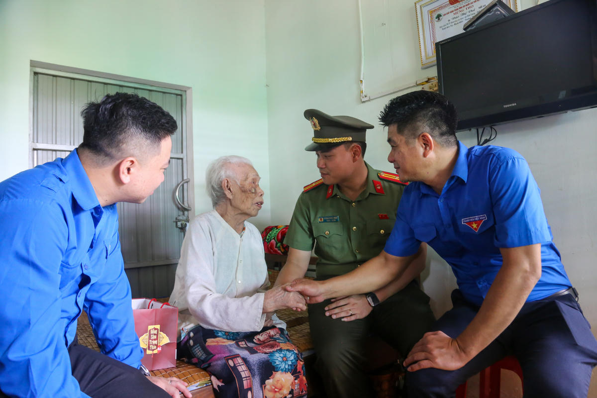 Đoàn thăm hỏi, động viên, trao quà cho Mẹ Việt Nam Anh hùng Đào Thị Vui. Ảnh: Đỗ Văn.