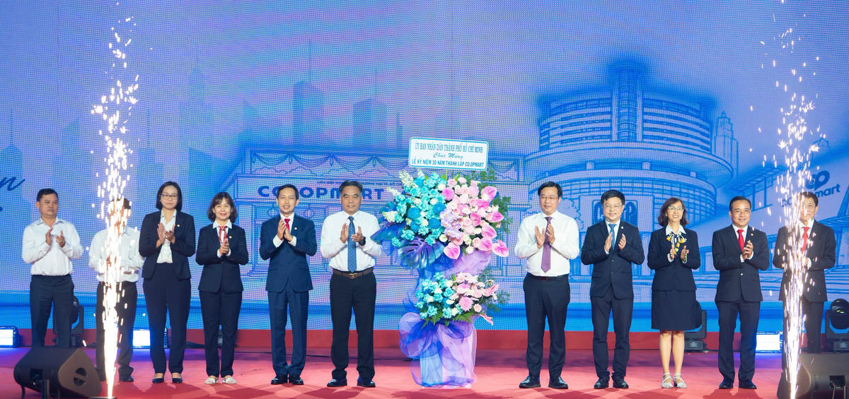 Lãnh đạo UBND TPHCM tặng hoa chúc mừng 30 năm thành lập thương hiệu Co.opmart. Ảnh: H.Đ