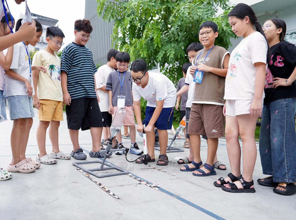 Sáng chế tên lửa nước - một trong những giờ học giàu trải nghiệm và sáng tạo của các trại sinh.