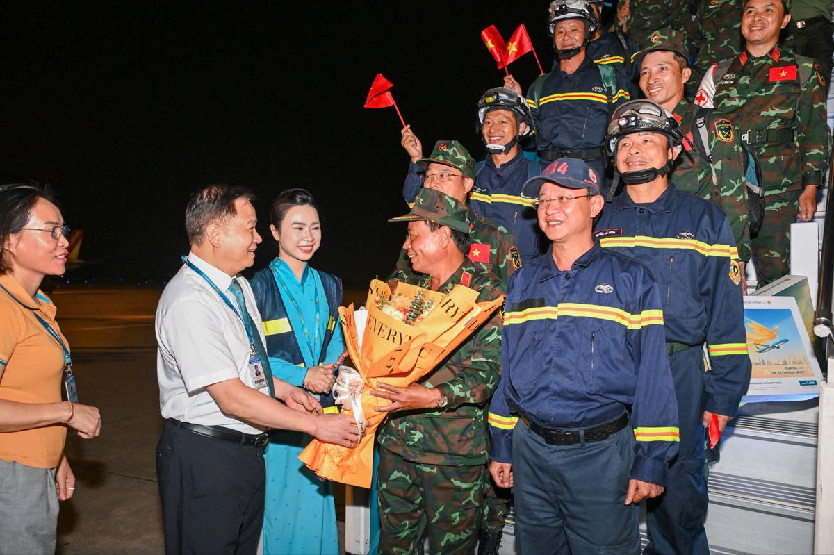 Đại diện Hãng hàng không Quốc gia gửi lời cảm ơn và bày tỏ sự trân trọng sâu sắc trước tinh thần trách nhiệm, lòng dũng cảm và những nỗ lực không mệt mỏi của các cán bộ, chiến sĩ.