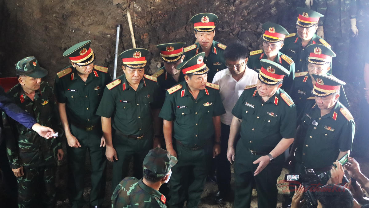 Đại tướng Nguyễn Trọng Nghĩa cùng đoàn công tác trực tiếp kiểm tra công tác tìm kiếm, quy tập hài cốt liệt sĩ tại một rãnh đào mở rộng tại Công viên Lê Thị Riêng. Ảnh: T.Luân.