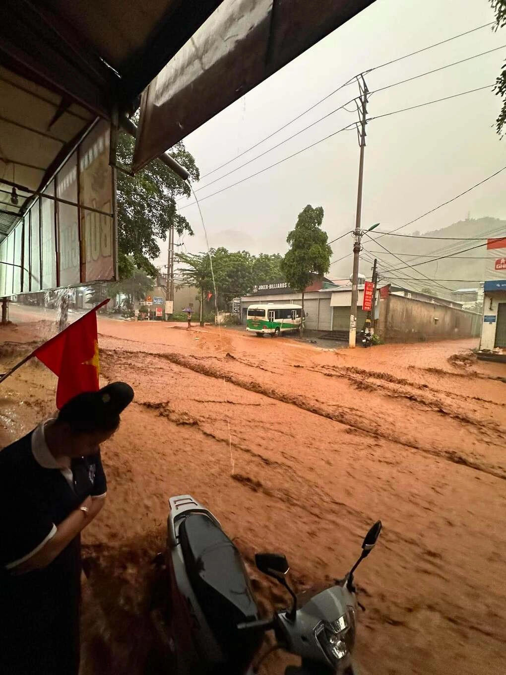 Mưa lũ tràn về, gây ngập tại xã Muờng La, tỉnh Sơn La. Ảnh: NT.