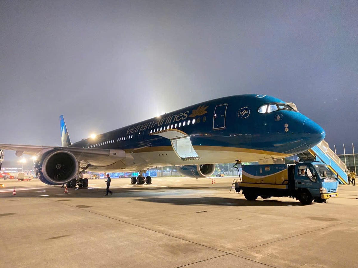 Chuyến bay đặc biệt của Vietnam Airlines được khai thác bằng máy bay thân rộng Airbus A350, thực hiện hành trình khứ hồi gần 48h với tổng quãng đường hơn 31.000 km, từ sân bay quốc tế Nội Bài đến sân bay quốc tế Caracas và ngược lại.